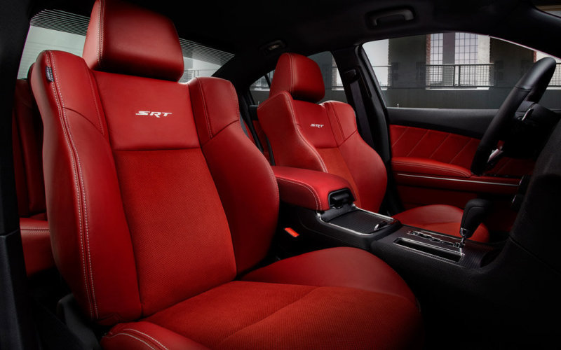 В исполнении SRT8 обивка сидений из кожи Nappa и материала alcantara