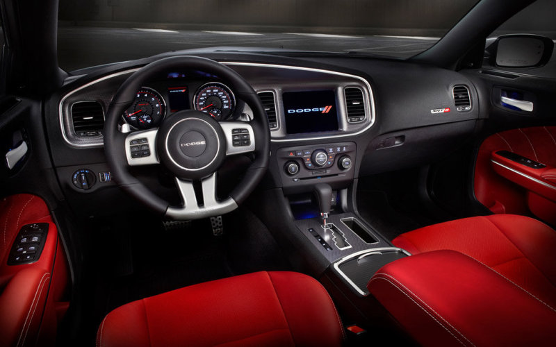 Передняя панель отделана качественными материалами