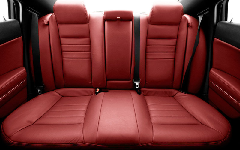 Во 2-м ряду свободно устраиваются трое взрослых