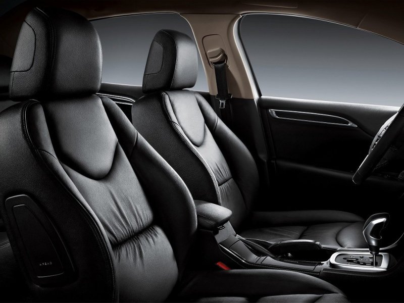 Передние кресла имеют достаточно развитые поясничные поддержки