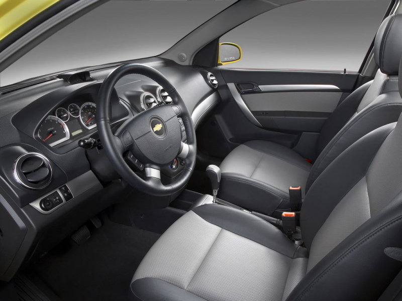 Chevrolet Aveo 2006-2012 (Т-250). Рестайлинг сделал интерьер гораздо привлекательнее, но материалы остались очень жесткими