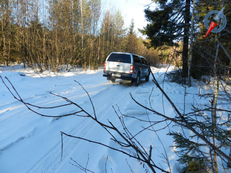 По данной фотографии можно судить о дорожном просвете тестового пикапа. Минимальное значение клиренса – 220 мм, под рамой или лонжероном – все 375!