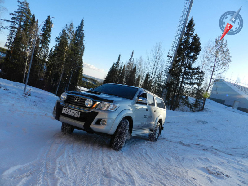 Несмотря на длину более пяти метров, Hilux не вызвал проблем с маневрированием, к тому же…