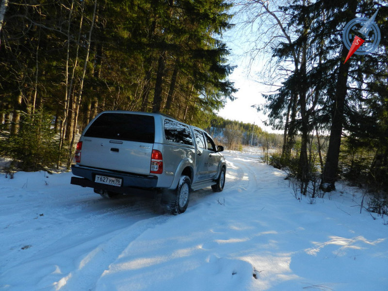 Если достаточно разогнаться, то в поворот можно войти боком. Этому способствуют задний привод (положение раздаточной коробки Н2) и разгруженная задняя ось