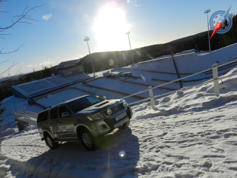 Угол подъема в данном месте таков, что это фото пришлось делать, чуть ли,  не держась за дерево