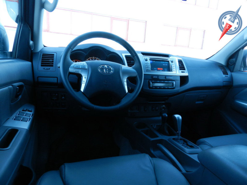 Центральная консоль оформлена в соответствии с концепцией модели – все просто и функционально