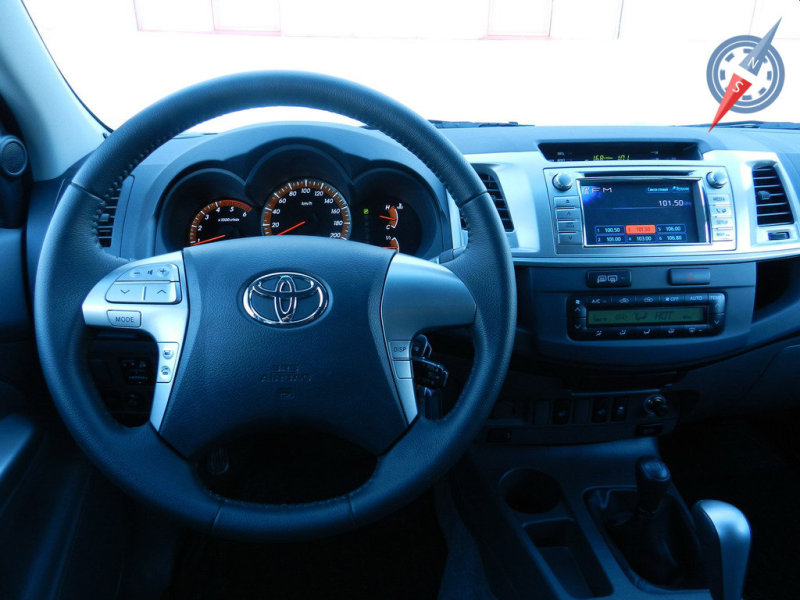 Рулевое колесо подозрительно напоминает таковое у прошлой генерации Camry