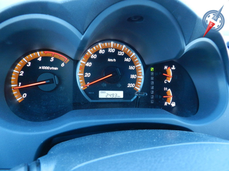 Щиток приборов без изысков, зато приятен глазу и позволяет легко считывать всю необходимую информацию