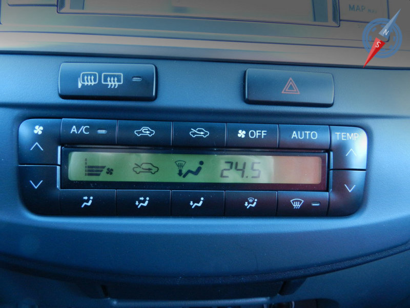 Блок управления климатом оформлен в единый блок без традиционный «крутилок»