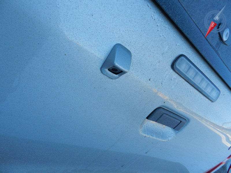 Камера заднего вида расположена на откидывающейся крышке заднего борта, а ее показания…