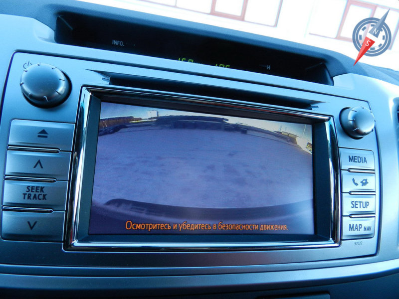 … выводятся на 6.1-дюймовый центральный дисплей…