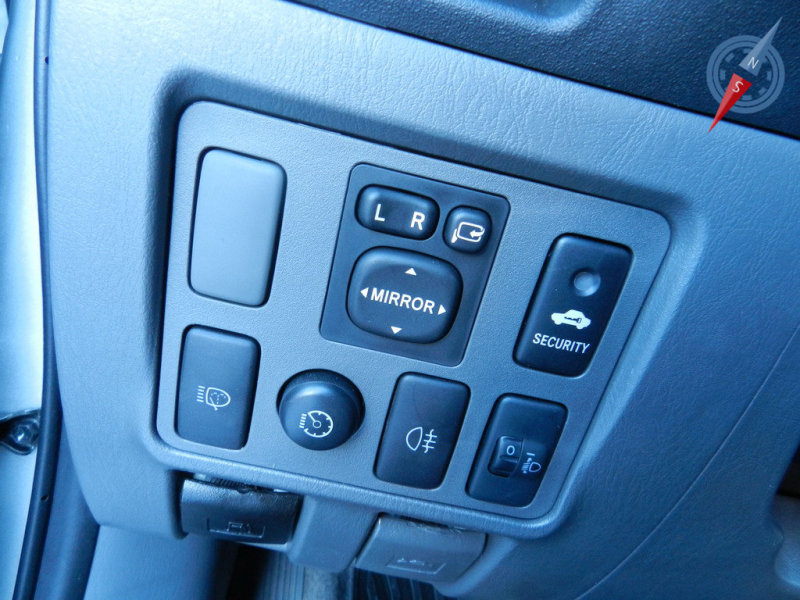 Клавиши управления светом и электроприводом зеркал вынесены в слепую зону