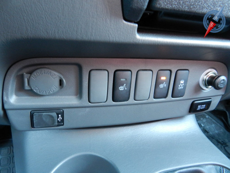 Вертикальная секция центральной консоли приютила на своей маленькой площади розетку, прикуриватель, кнопки подогрева сидений и клавишу принудительного увеличения оборотов холостого хода