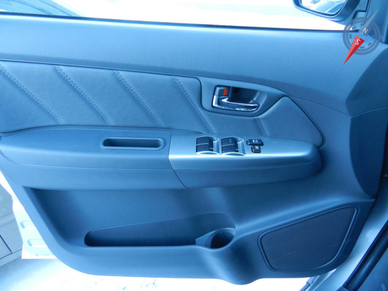 В передних дверях присутствуют ниши странной формы. В такой «бокс» можно положить разве что фен для сушки волос с огромной ручкой