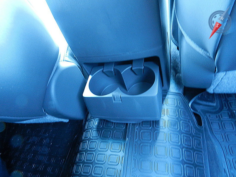 Задние пассажиры довольствуются только подстаканниками, расположенными в области ног