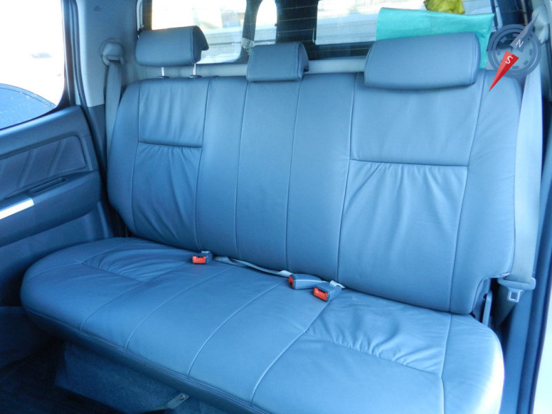 Задний диван легко вместит троих седоков, но посадка будет близка к вертикальной