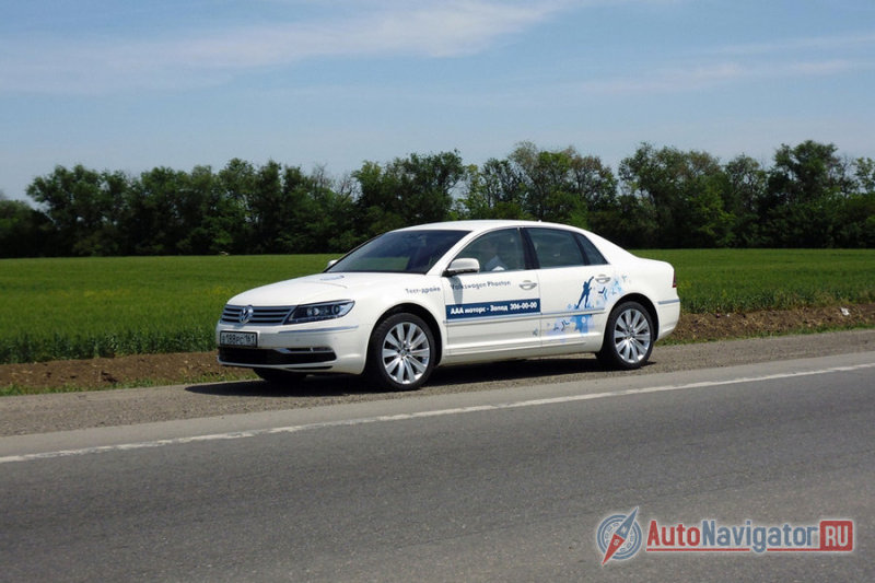 Volkswagen Phaeton просто создан для загородных магистралей