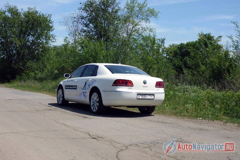 С этого ракурса неискушенные в автомобилях люди могут принять Phaeton за более скромный Passat