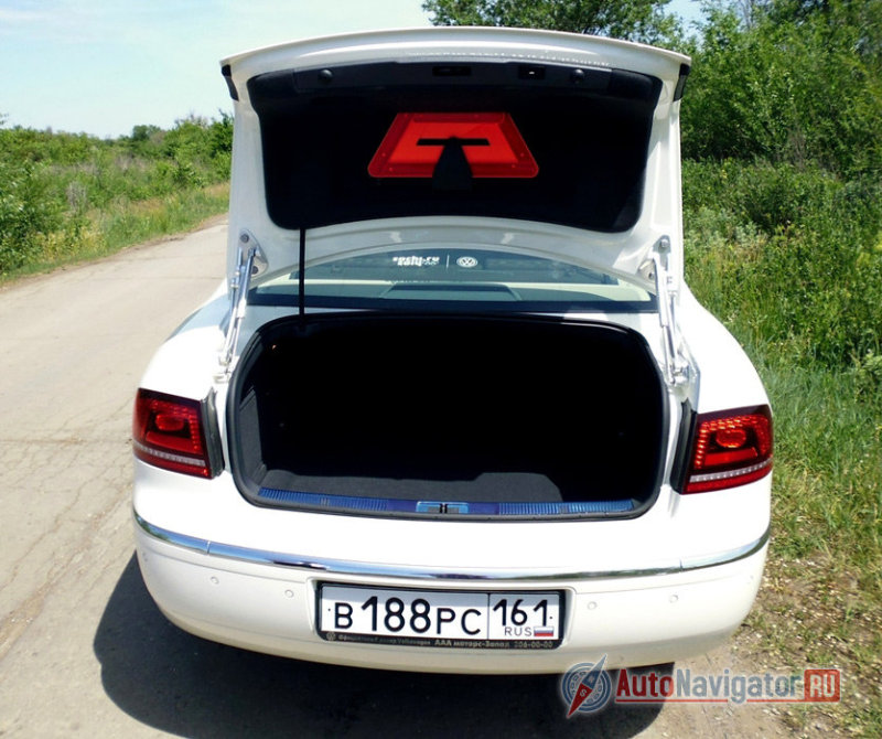 Багажник в седане F-класса — не главное