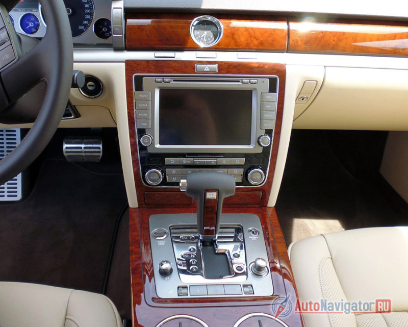 Центральная консоль оформлена качественными натуральными материалами