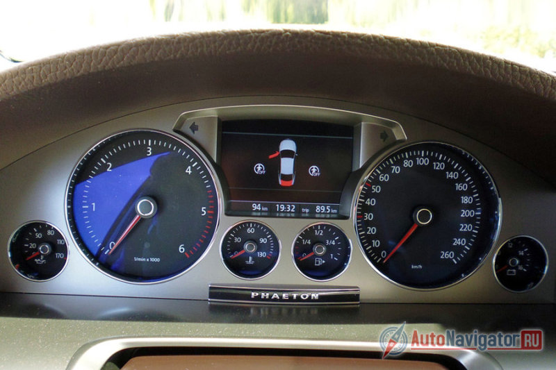 Панель приборов немного перегружена информацией, однако, привыкнув к обилию стрелок и дисплеев, с нее можно быстро считывать нужные данные