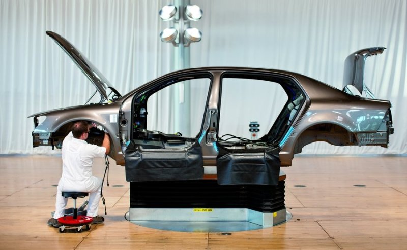 На импровизированный конвейер поступают готовые кузова