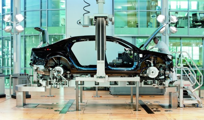 На этом стенде происходит «свадьба» - соединение кузова с ходовой частью и силовым агрегатом