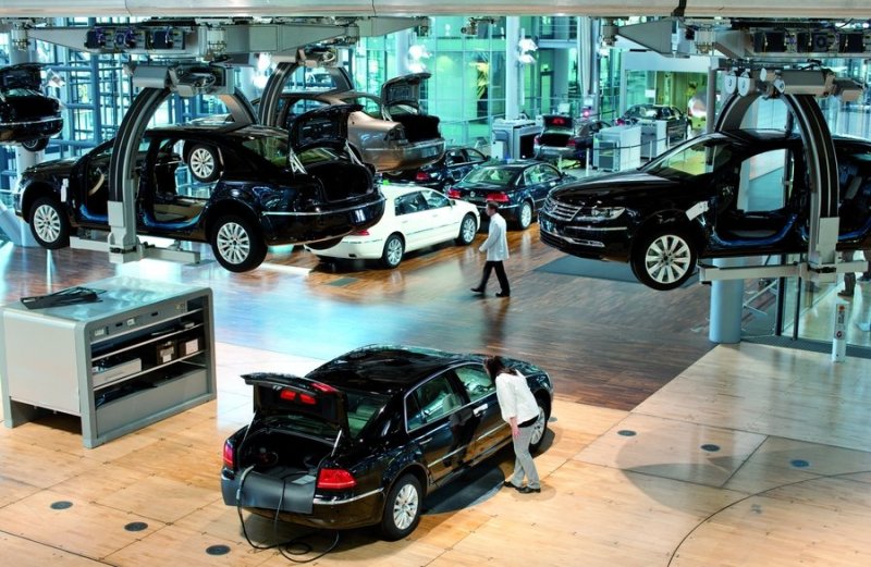 По заводскому цеху автомобили перемещаются не только по конвейерной ленте, но и на специальных манипуляторах