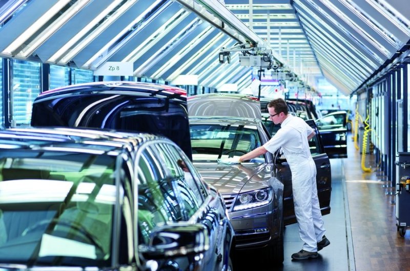 Все автомобили, готовые покинуть сборочный блок, проходят контроль качества лакокрасочного покрытия