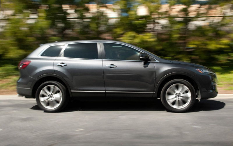 В профиль гармоничные пропорции обновленного CX-9 проступают особенно отчетливо