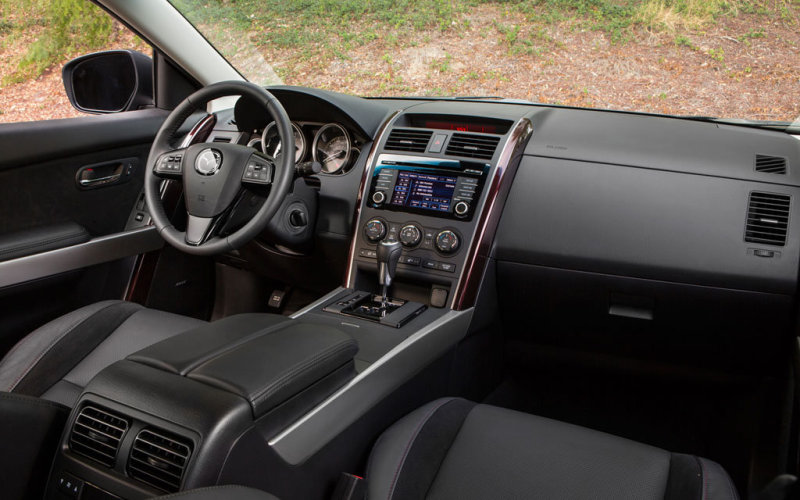 Мягкие поверхности передней панели декорированы хромированными деталями – без излишеств