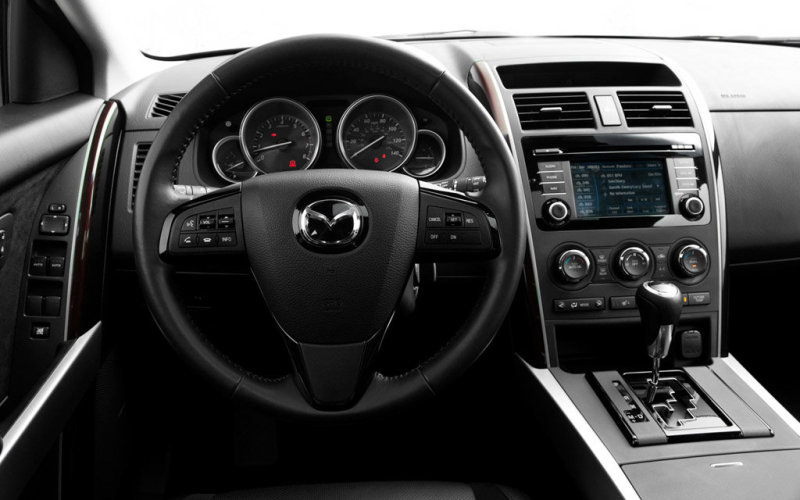 Приборный кластер оформлен в сдержанно-рациональном спортивном ключе