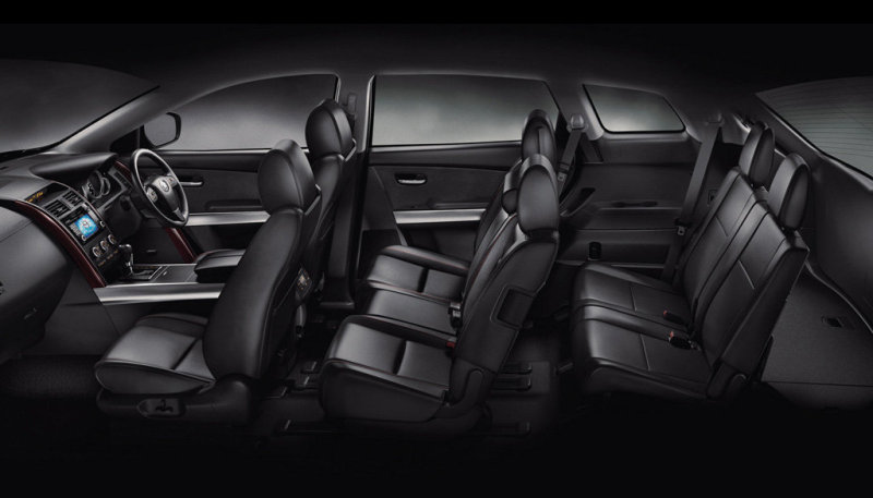 Просторный салон (CX-9 выпускается также и с правым рулем) рассчитан на семерых. Хотя задний ряд предназначен для подростков