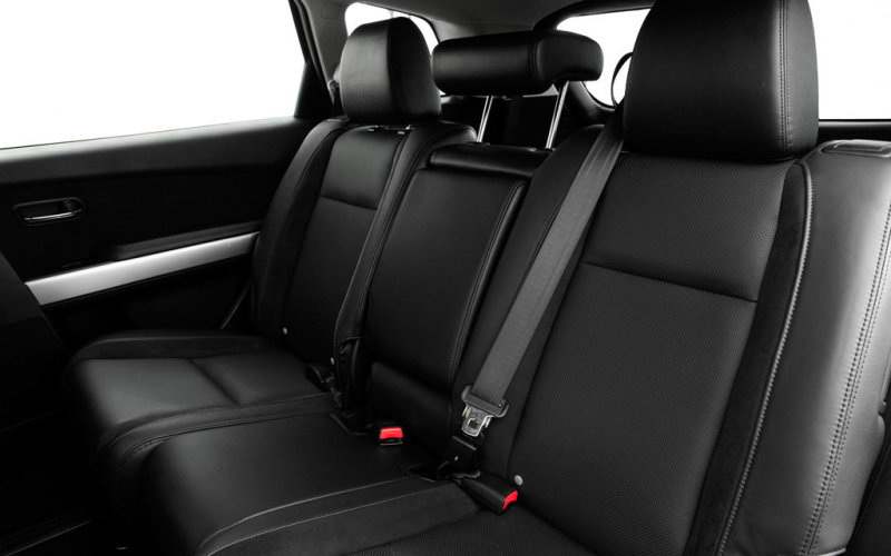 В среднем ряду свободно устраиваются трое взрослых