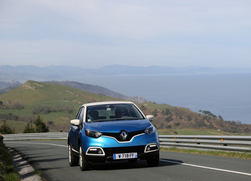 Анфас Captur смотрится весело и задорно