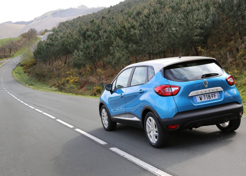 На взгляд с «кормы» кажется, будто Captur роет землю носом – как гончий пес