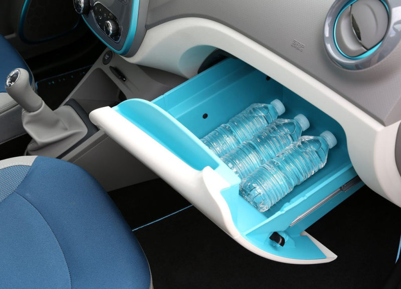 Справа на передней панели имеется выдвижной лоток Easy Life – аж на 11 л