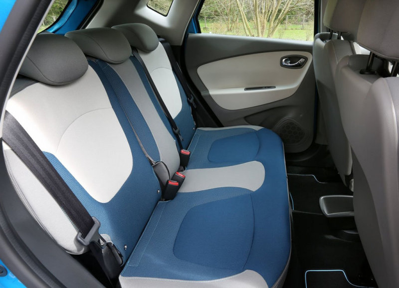 Задний ряд сидений размечен на троих – и передвигается вперед-назад