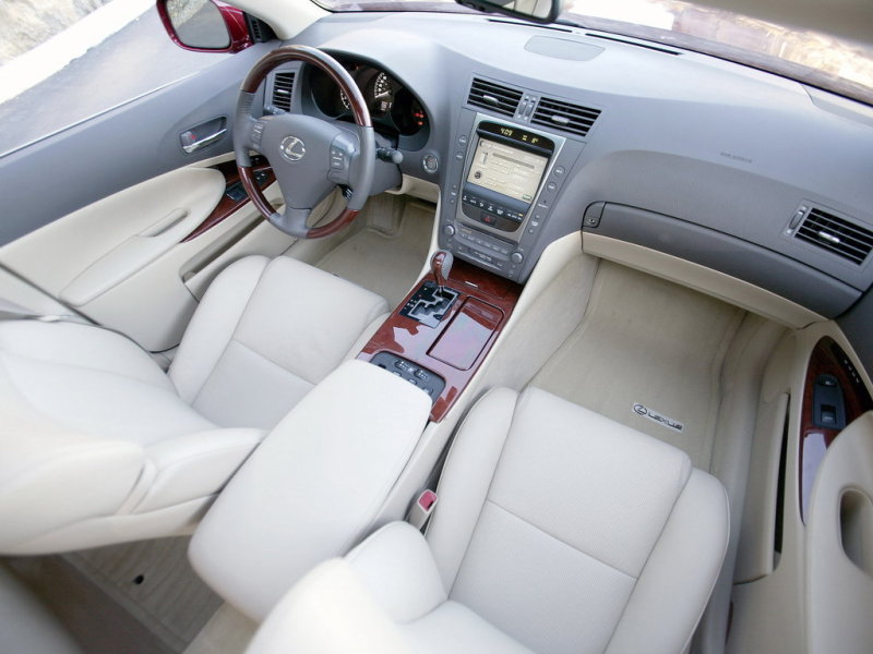 Правда иногда может зазвучать и панель. Если замена пистонов не помогла, придется проклеивать