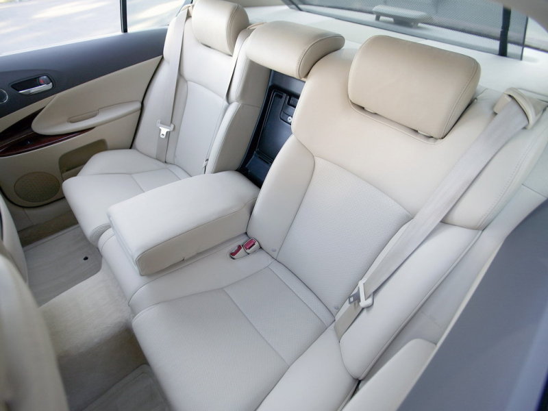 Материал сидений также вызывает уважение своей неприхотливостью и долговечностью. Кожа долгое время остаются без потертостей