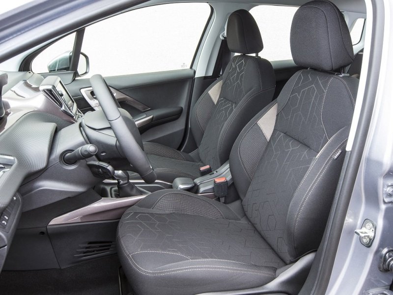 Передние кресла имеют достаточно развитые боковые поддержки