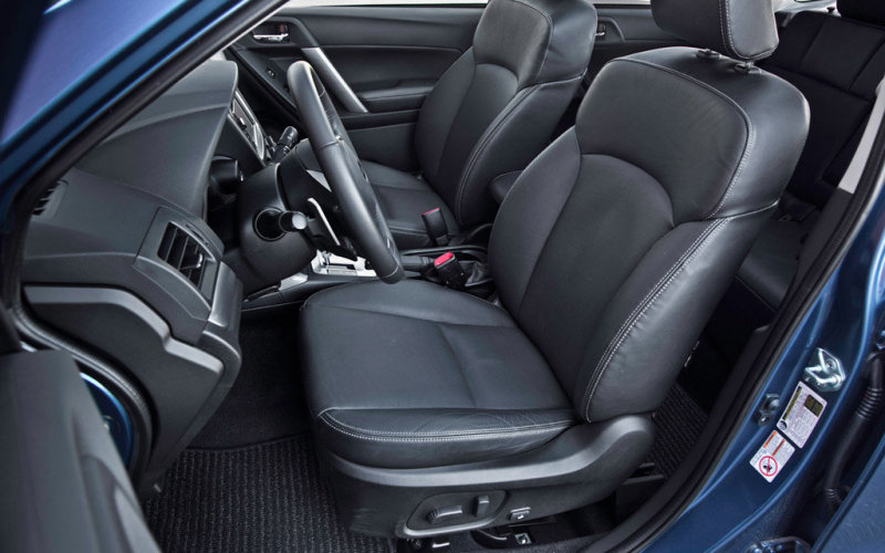 Передние сиденья удобны в дальних поездках, но боковая поддержка корпуса слабовата