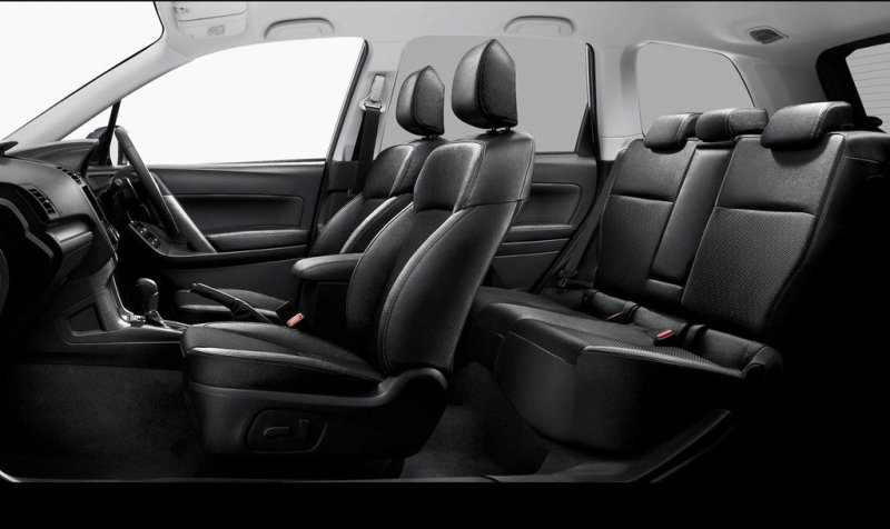 Посадка спереди свободная – и во 2-м ряду с комфортом устраиваются трое взрослых