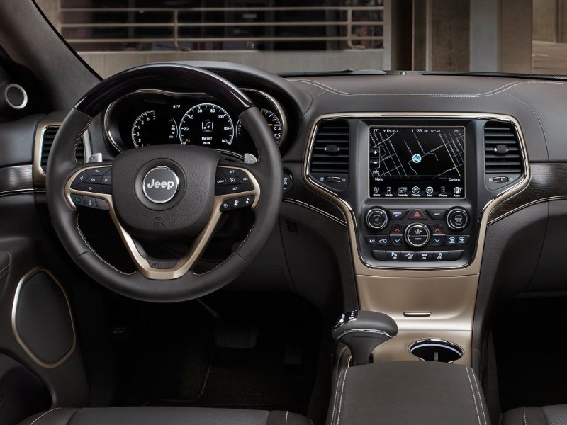 Центральная консоль получила новый огромный сенсорный дисплей