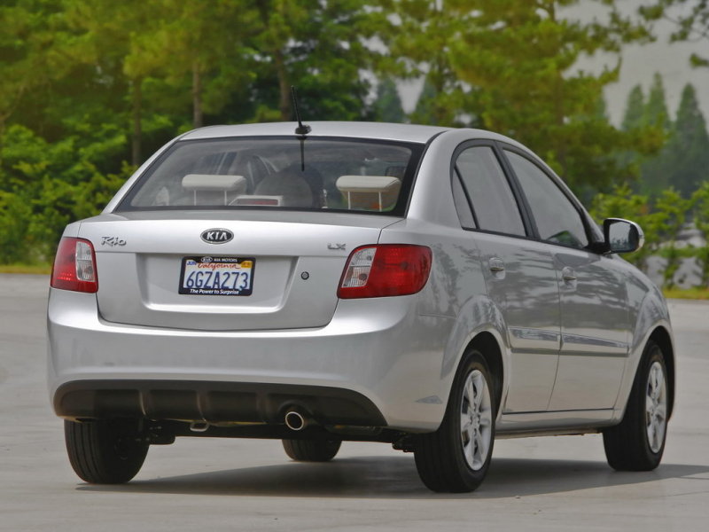 Kia Rio Sedan 2009-2012. Коррективы Петера Шрайера пришлись очень кстати