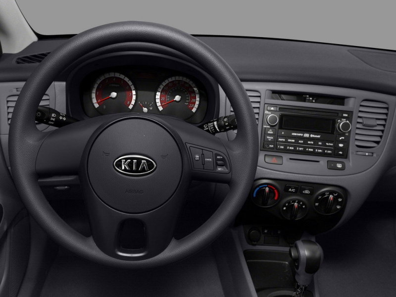 Пластик жесткий и легко царапается. «Наскальные» рисунки появляются на раз-два