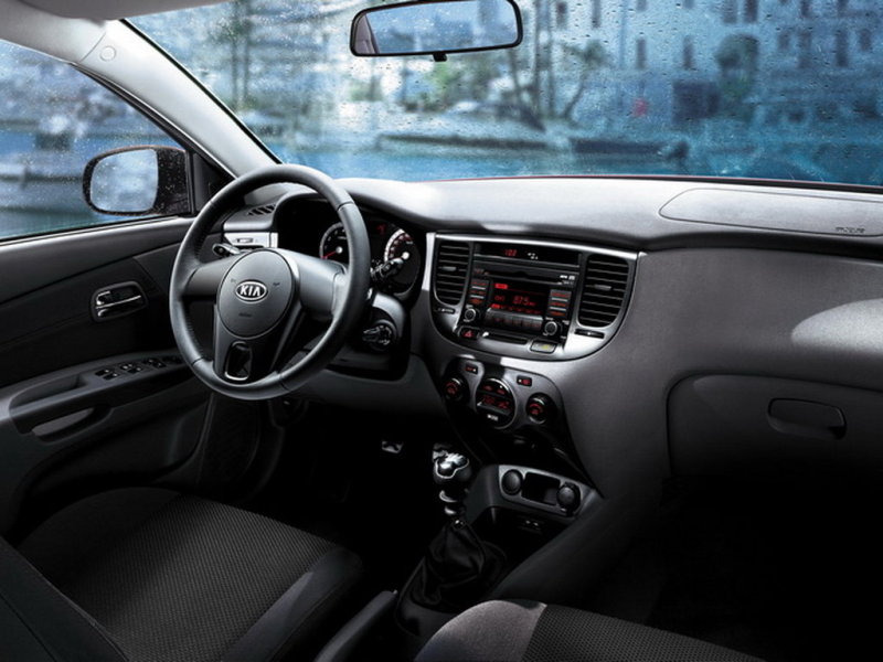 Также не редки случаи вдавливания в нутро панели блока управления климатом