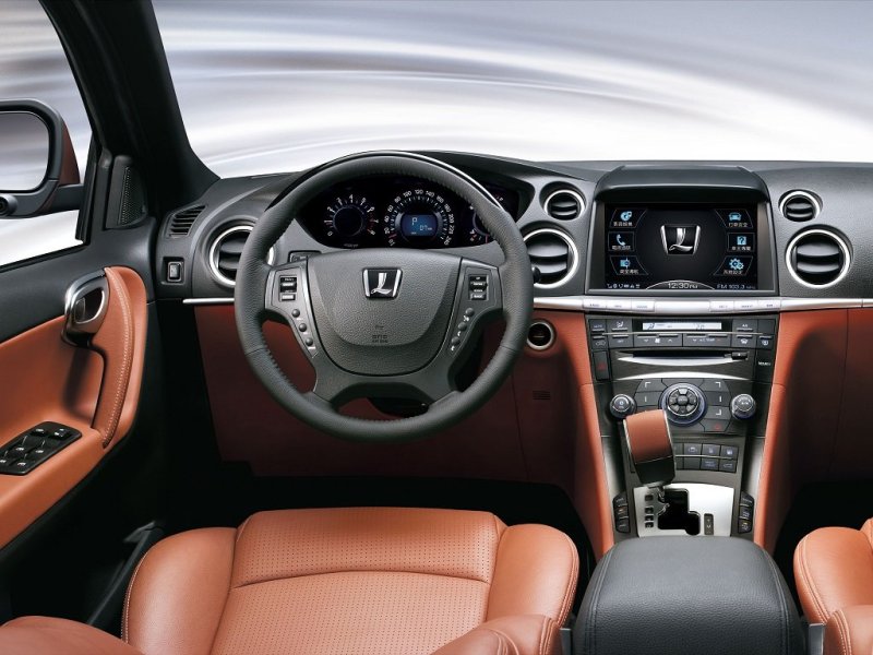 Внутреннее оформление выглядит стильно, подгонка деталей друг к другу не вызывает нареканий