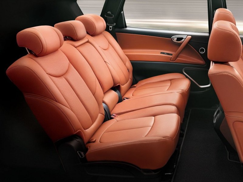 На заднем ряду достаточно места даже для рослых людей