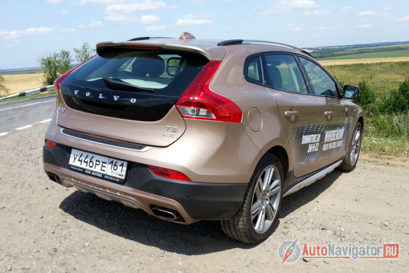 Адаптивные задние фонари, заходящие на стойки крыши — одни из важнейших элементов активной безопасности